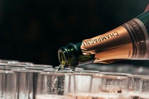 Champagne pour les fortunés, miettes pour les salariés