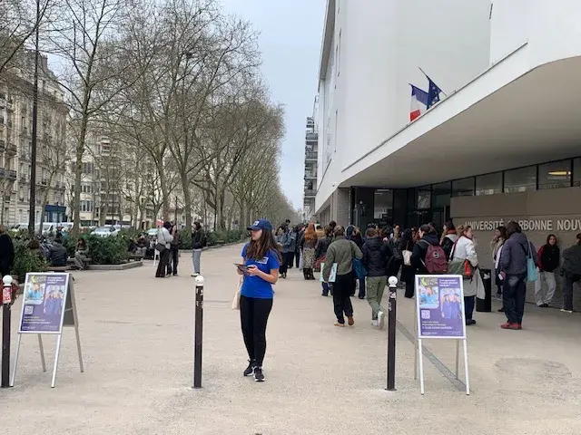 Distribution de flyers en boîte aux lettres d’un quartier résidentiel