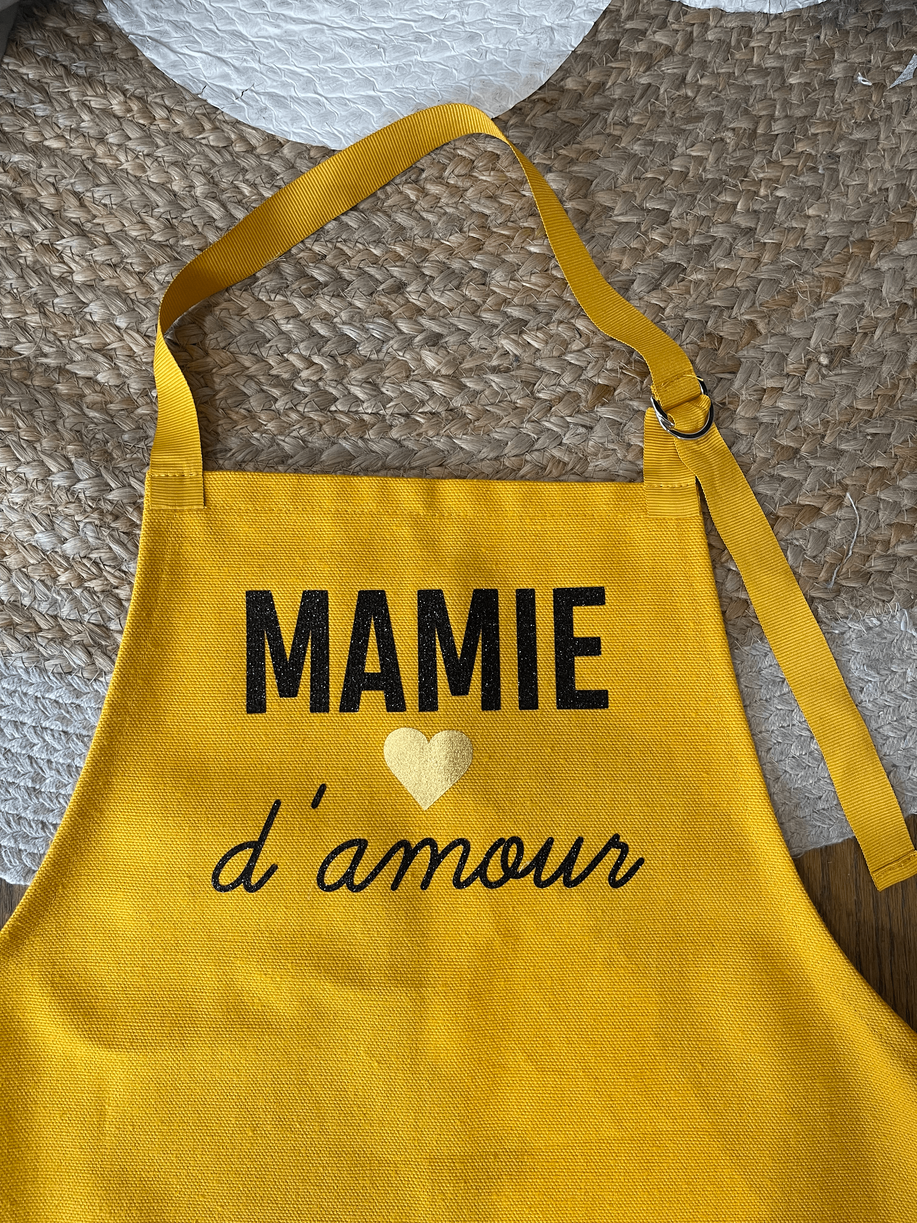 Tablier Moutarde "Mamie d'amour" – Image 2